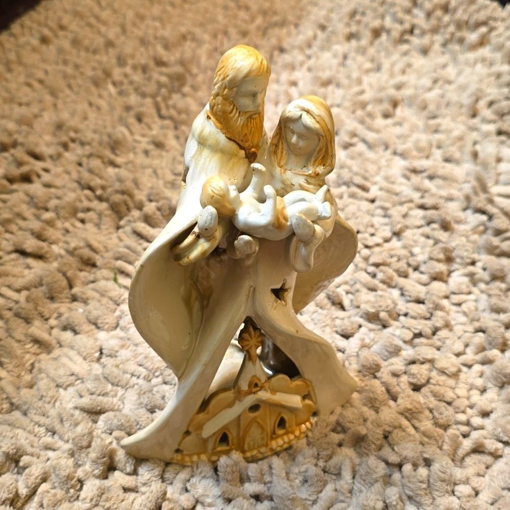 Kirkland Potters Holy Family Tealight Figurine‎ with Bethlehem